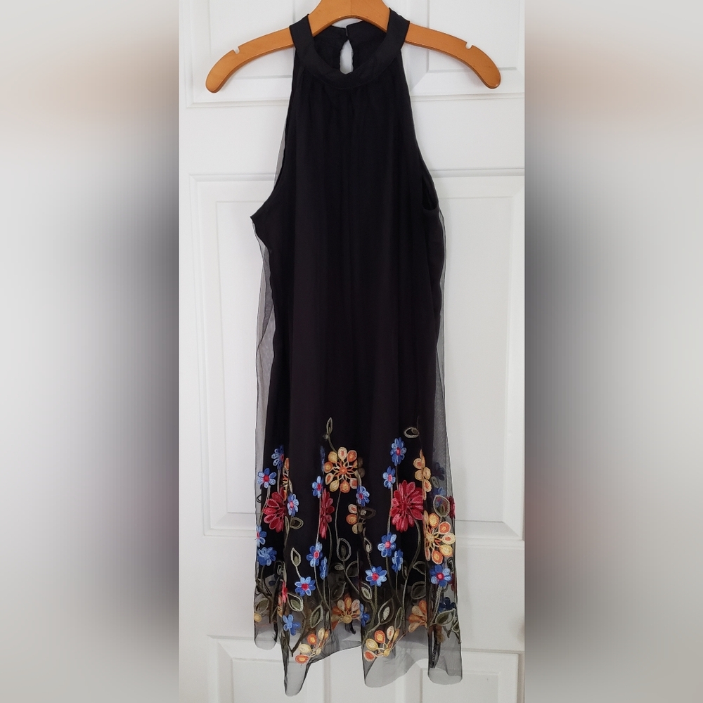 Stylish Mesh Overlay Swing Dress With Embroidered Flowers - Picture 5 of 8